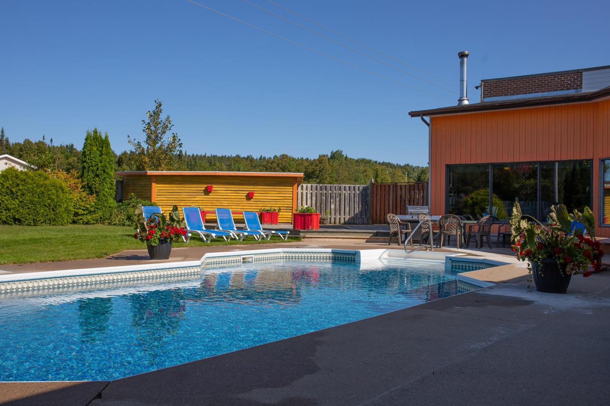 Complexe Hotelier Escoumins レ・ゼスクマン エクステリア 写真