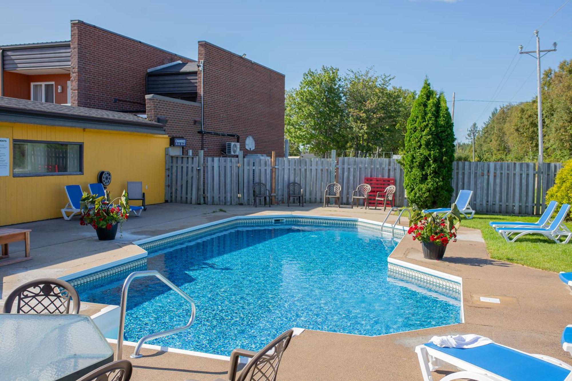 Complexe Hotelier Escoumins レ・ゼスクマン エクステリア 写真