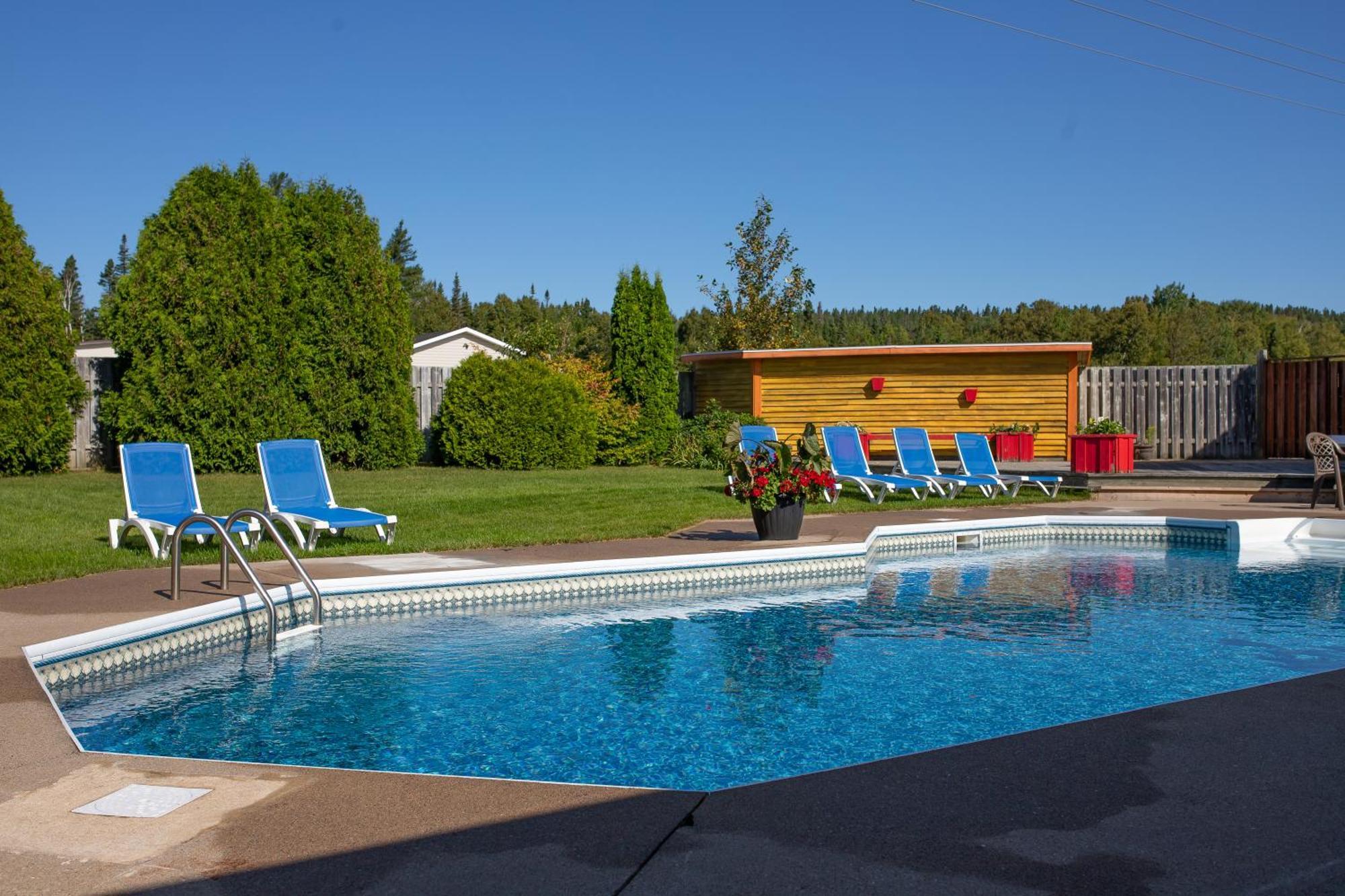 Complexe Hotelier Escoumins レ・ゼスクマン エクステリア 写真