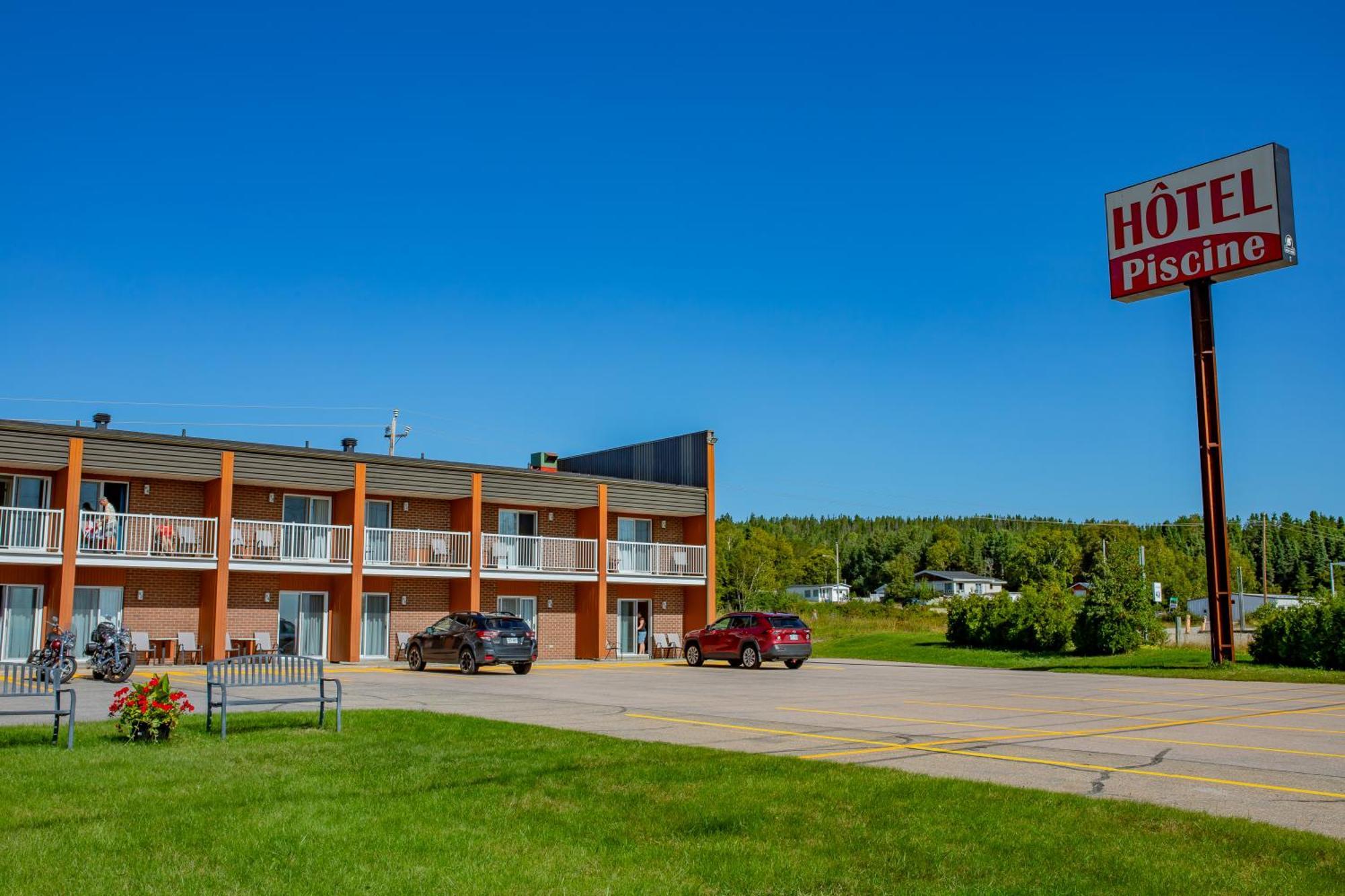Complexe Hotelier Escoumins レ・ゼスクマン エクステリア 写真