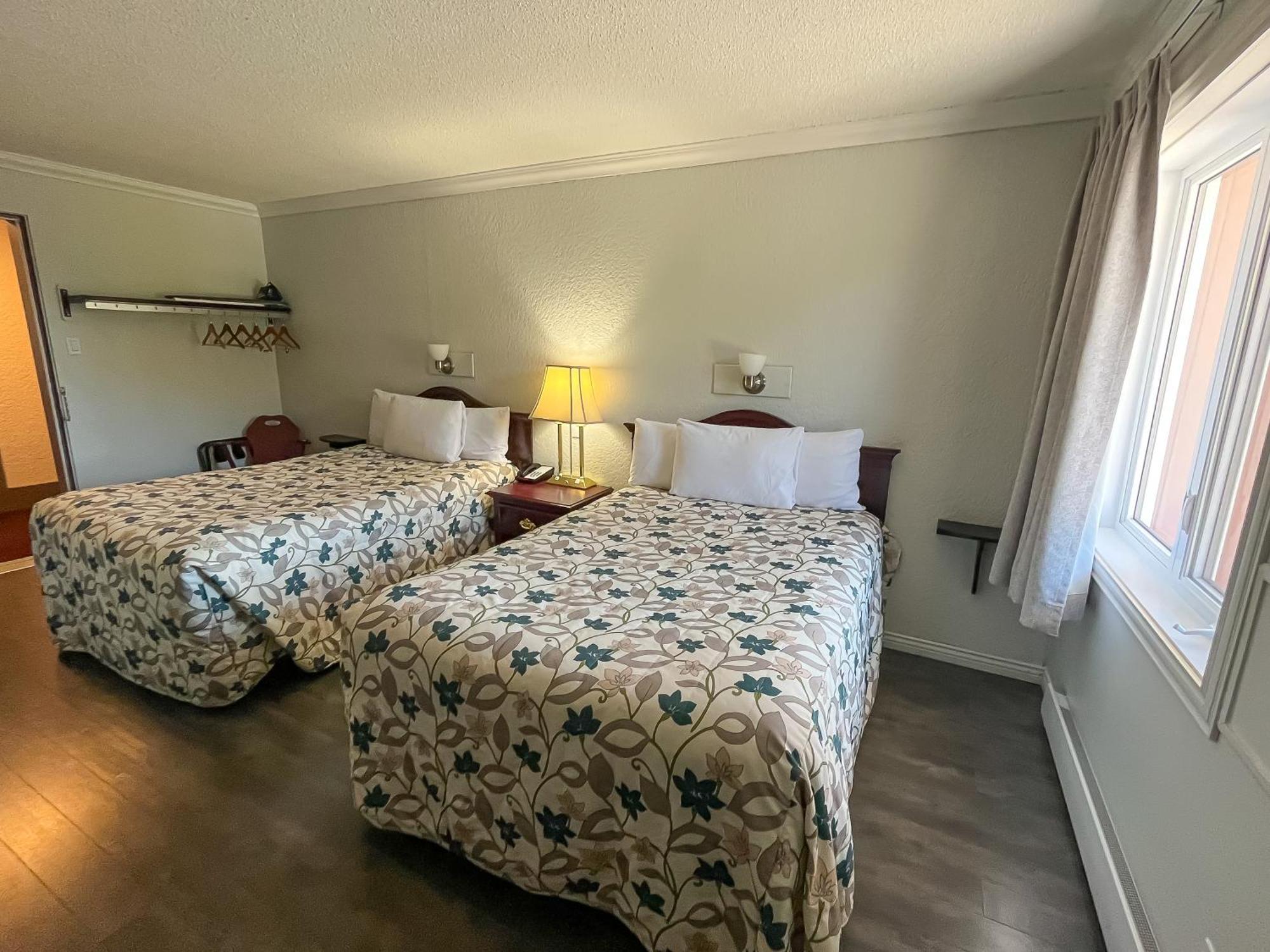 Complexe Hotelier Escoumins レ・ゼスクマン エクステリア 写真